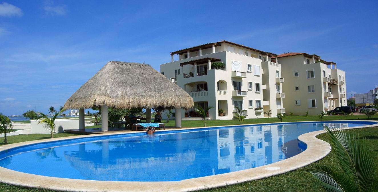 Im Golfclub  von Cancun ,  1 - 3 Schlafzimmer Appartements Umgeben  von zwei wunderschönen Lagunen und einem Kanal.  Ab 204.000  Euro